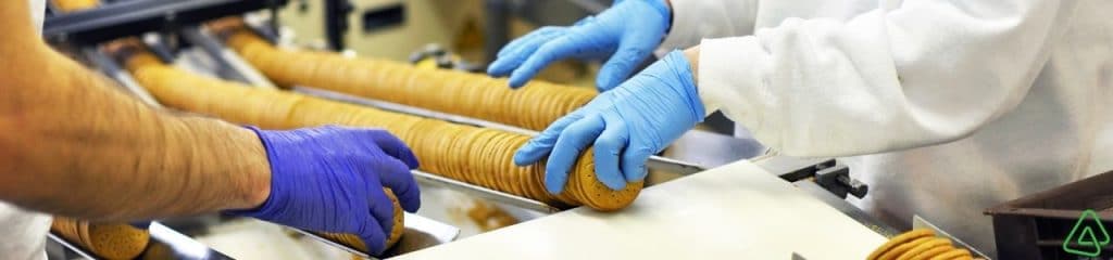 Imagem: linha de produção de biscoitos.