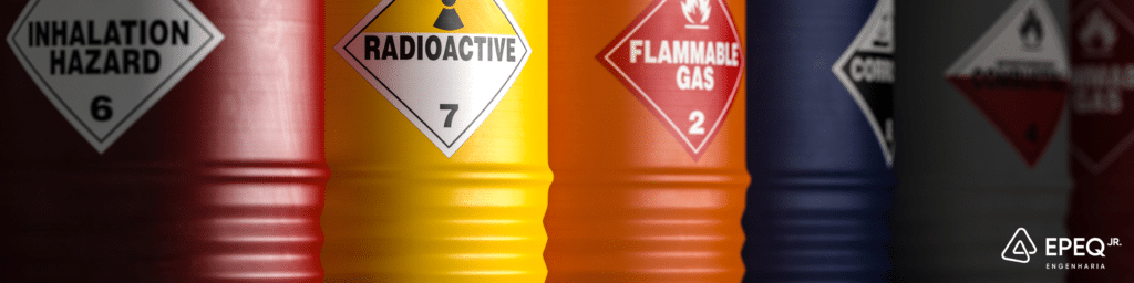 O armazenamento de produtos químicos industriais realizado de maneira correta, onde são deparados por cores e identificados segundo a sua classificação de perigo.